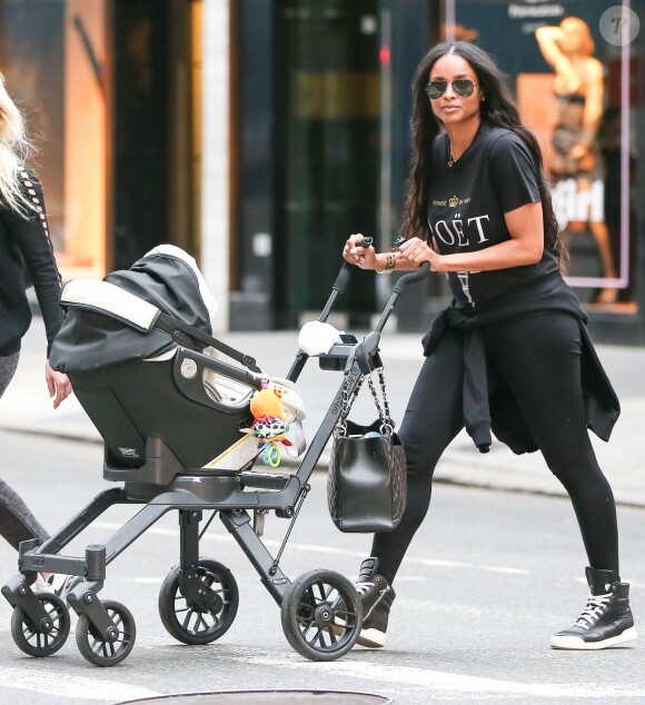 Ciara et son fils Future Zahir à New York, le 15 août 2014.