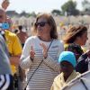 Valérie Trierweiler participe aux activités avec les enfants sur la plage de Ouistreham lors de la "Journée des oubliés des vacances" organisé par le Secours populaire, le 20 août 2014.