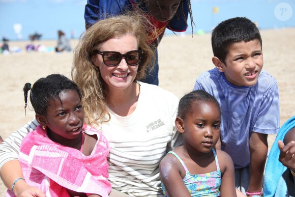 L'ancienne première dame Valérie Trierweiler participe aux activités avec les enfants sur la plage de Ouistreham lors de la "Journée des oubliés des vacances" organisé par le Secours populaire, le 20 août 2014.