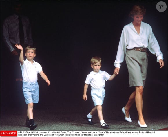 Les princes William et Harry avec Lady Di en août 1988 à Londres.