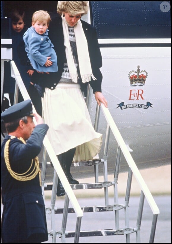 La princesse Diana avec son fils le prince Harry en mars 1986 à Aberdeen