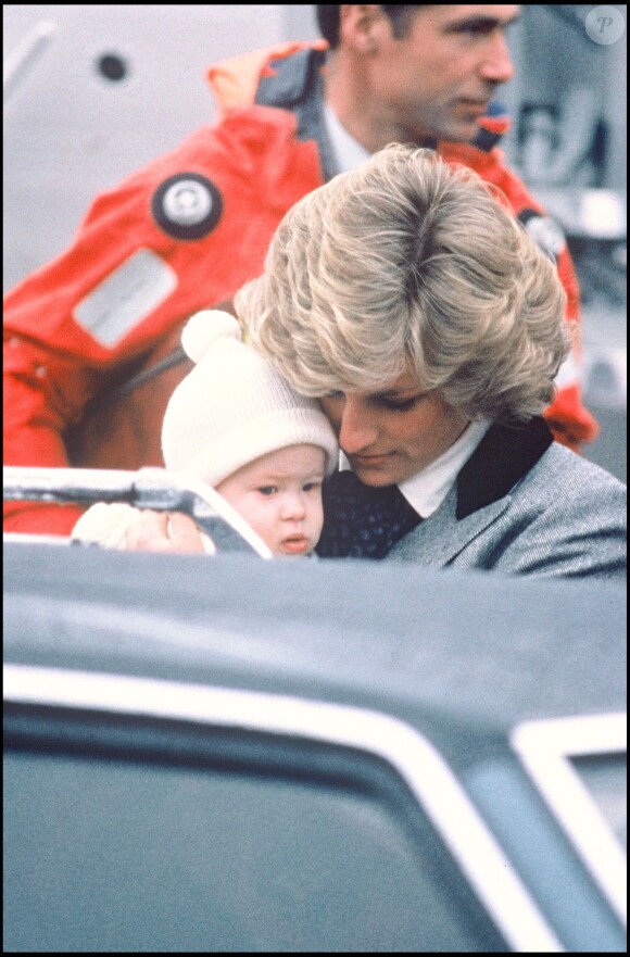 Le prince Harry et sa mère la princesse Diana à Aberdeen en mai 1985