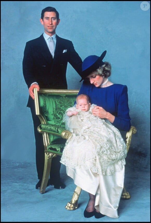 Le prince Harry lors de son baptême avec ses parents Charles et Diana en décembre 198484 -