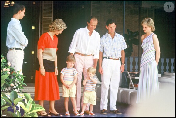 Le prince Charles et Lady Di avec les princes William et Harry en août 1986