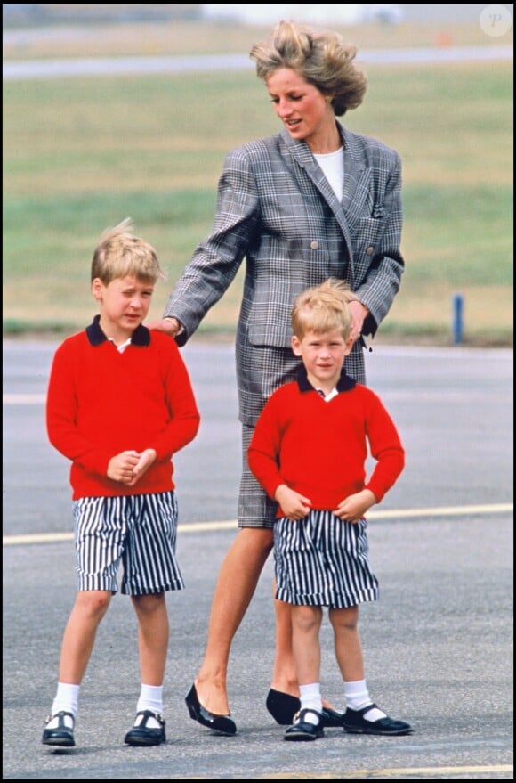 Lady Di avec le prince William et le prince Harry en août 1989 à Aberdeen