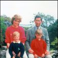   Lady Di et le prince Charles avec le prince Harry et le prince William en vacances sur les Iles Scilly en juin 1989     