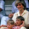 La princesse Diana avec les princes Harry et William en octobre 1987 à Palma de Majorque.