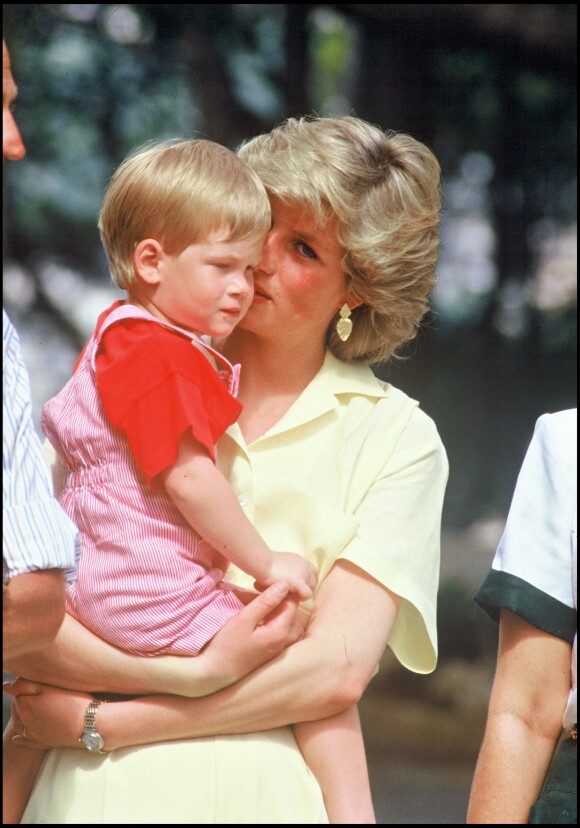 Lady Di et le prince Harry, 4 ans à peine, en août 1987 à Majorque.