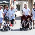  Elton John, son compagnon David Furnish et leur fils Zachary, en compagnie de leurs amis Neil Patrick Harris, son compagnon David Burkta et leurs jumeaux Gideon Scott et Harper Grace, à Saint-Tropez le 2 août 2012 
  