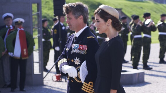 Princesse Mary : Stylée et recueillie à la citadelle pour le jour du drapeau