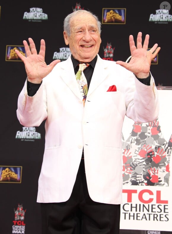 Mel Brooks, lors de son hommage où il a laissé ses empreintes devant le TCL Chinese Theater à Hollywood le 8 septembre 2014. Il affiche fièrement son 11e et faux doigt