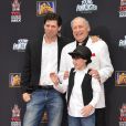  Mel Brooks avec son fils Max Brooks et son petit-fils, Henry, lors de son hommage o&ugrave; il a laiss&eacute; ses empreintes devant le TCL Chinese Theater &agrave; Hollywood le 8 septembre 2014 