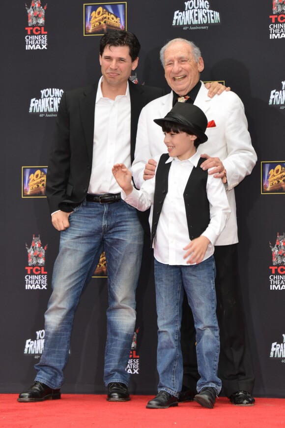 Mel Brooks avec son fils Max Brooks et son petit-fils, Henry, lors de son hommage où il a laissé ses empreintes devant le TCL Chinese Theater à Hollywood le 8 septembre 2014