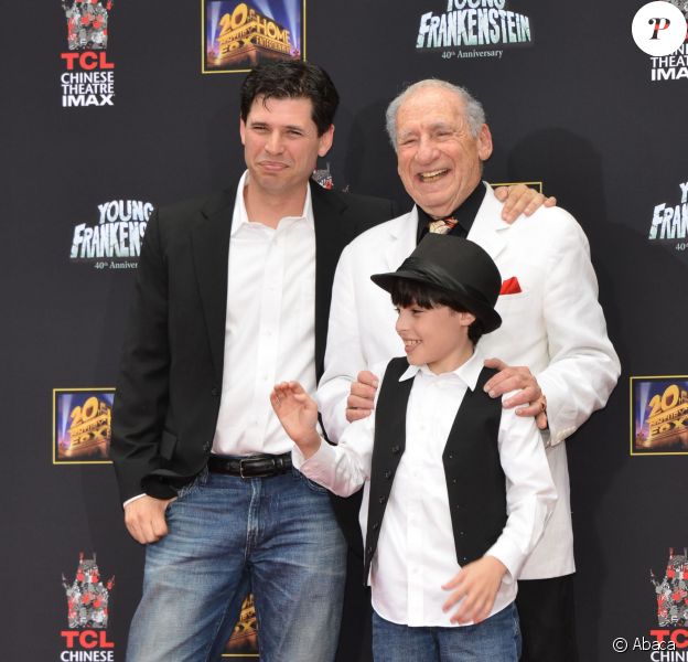 Mel Brooks avec son fils Max Brooks et son petit-fils, Henry, lors de son hommage o&ugrave; il a laiss&eacute; ses empreintes devant le TCL Chinese Theater &agrave; Hollywood le 8 septembre 2014