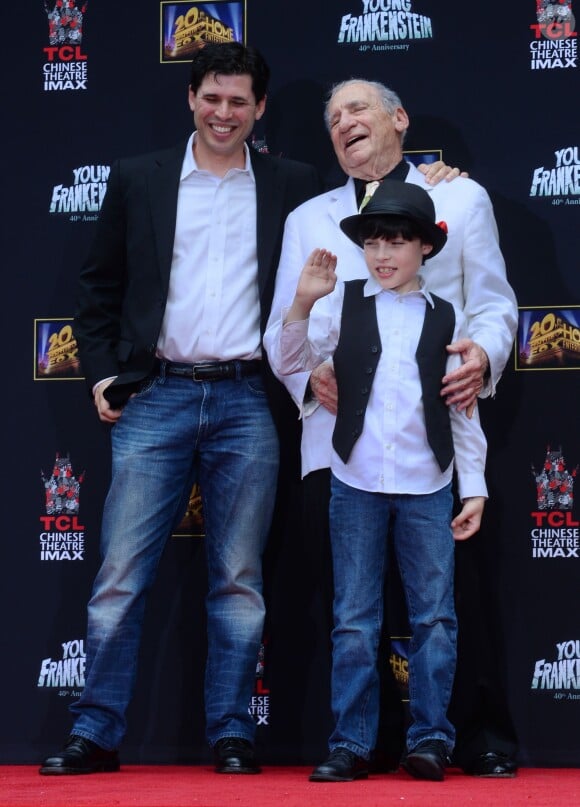 Mel Brooks avec son fils Max Brooks et son petit-fils Henry Michael Brooks lors de son hommage où il a laissé ses empreintes devant le TCL Chinese Theater à Hollywood le 8 septembre 2014