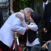 Mel Brooks fait un câlin à son petit-fils Henry lors de son hommage où il a laissé ses empreintes devant le TCL Chinese Theater à Hollywood le 8 septembre 2014