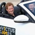 Le prince Harry au volant d'une Jaguar F-Type lors du "Jaguar Landrover Driving Challenge" à Gaydon le 9 septembre 2014, à la veille de l'ouverture des Invictus Games.