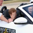 Le prince Harry au volant d'une Jaguar F-Type lors du "Jaguar Landrover Driving Challenge" à Gaydon le 9 septembre 2014, à la veille de l'ouverture des Invictus Games.