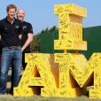 Le prince Harry signe un logo géant des Invictus Games, à Gaydon, le 9 septembre 2014