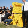 Le prince Harry signe un logo géant des Invictus Games, à Gaydon, le 9 septembre 2014