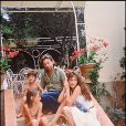  Serge Gainsbourg et Jane Birkin, avec Charlotte Gainsbourg et Kate Barry en 1977 &agrave; Saint-Tropez 