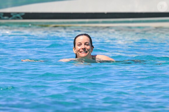 Exclusif - Liv Tyler, son compagnon Dave Gardner et son fils Milo Langdon passent une journée sur un bateau pendant leurs vacances à Formentera, le 26 août 2014.