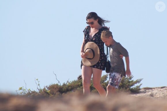 Liv Tyler, son compagnon Dave Gardner et son fils Milo Langdon sont en vacances à Formentera, le 25 août 2014.