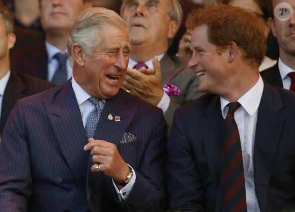 Le prince Charles et le prince Harry hilares lors de la cérémonie d'ouverture des Invictus Games, le 10 septembre 2014 au Queen Elizabeth Park, à Londres.