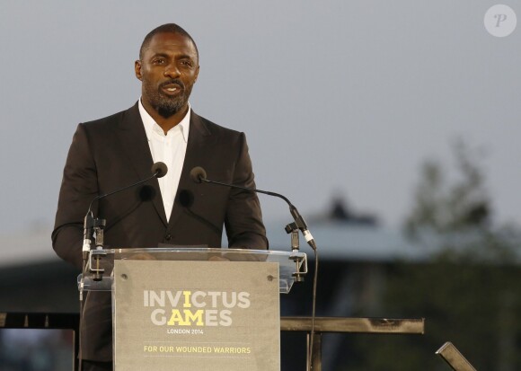 Idris Elba lisant le poème Invictus lors de la cérémonie d'ouverture des Invictus Games, le 10 septembre 2014 au Queen Elizabeth Park, à Londres.