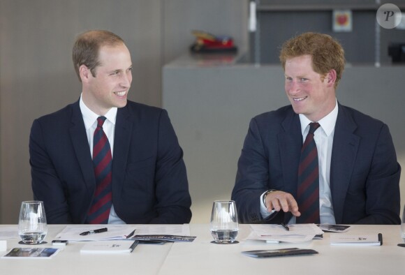 Les princes William et Harry lors d'un meeting organisé par leur fondation avant la cérémonie d'ouverture des Invictus Games, le 10 septembre 2014 au Queen Elizabeth Park, à Londres.