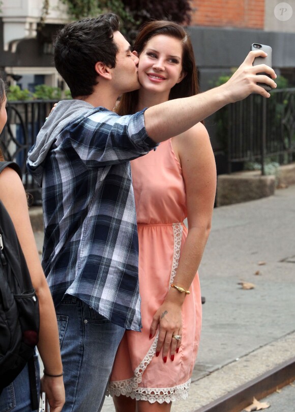 Lana Del Rey, très sympa avec un fan le 5 septembre 2014 à New York, dans le quartier de Soho
