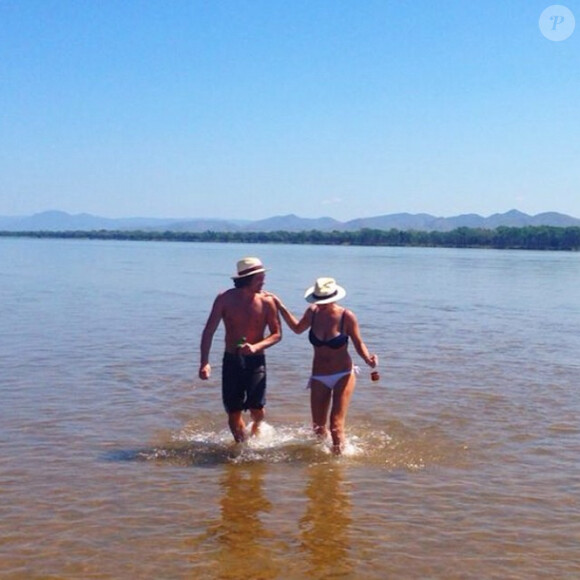 Chelsy Davy et Charles Goode se baignant dans le Zambèze lors d'un voyage en Afrique au printemps 2014