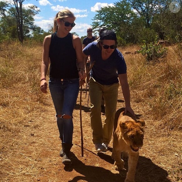 Chelsy Davy et Charles Goode marchant avec les lions lors d'un voyage en Afrique au printemps 2014