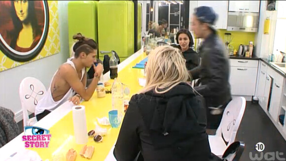 Julie fait une gaffe face à Vivian, Leila, Eddy et Aurélie dans Secret Story 8 sur TF1, le 13 septembre 2014.