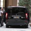 Un assistant de Giorgio Armani se rend les bras chargés de paquets à la villa de George Clooney à Laglio le 14 septembre 2014.