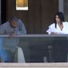 Kim Kardashian et Kanye West au balcon de leur chambre d'hôtel, le Park Hyatt, à Sydney. Le 11 septembre 2014.
