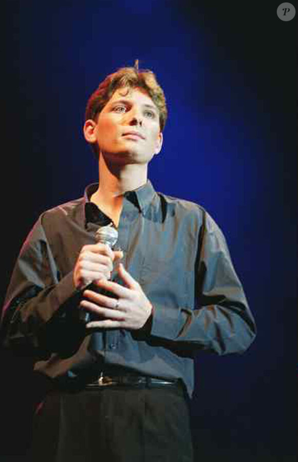 Olivier Villa sur scène dans un spectacle d'imitation (avril 2001)