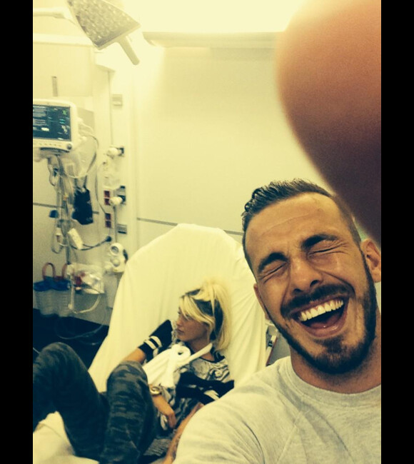 Aurélie Dotremont s'est cassé le bras ce qui fait hurler de rire son petit ami Julien Bert. Septembre 2014.