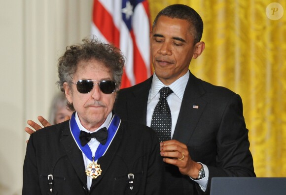 Bob Dylan reçoit la médaille présidentielle de la liberté des mains du président Barack Obama à Washington, le 29 mai 2012.