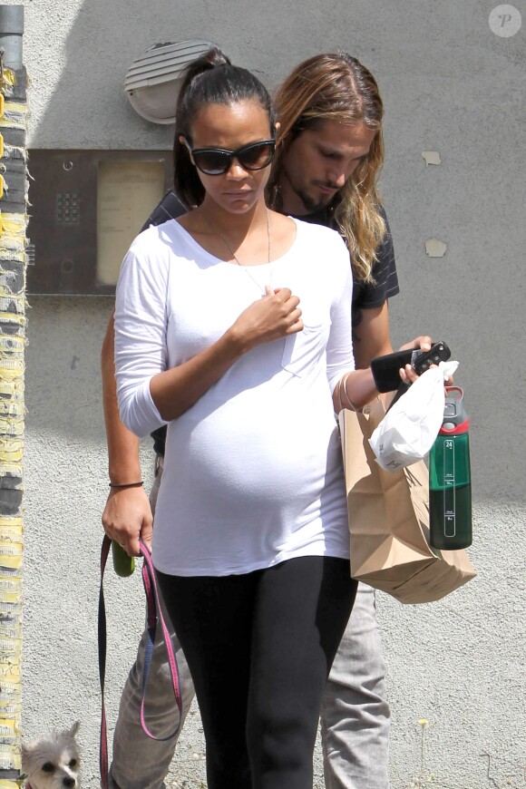 Zoe Saldana et son mari Marco Perego se rendent chez Mom's The Word à West Hollywood, Los Angeles, le 25 août 2014.