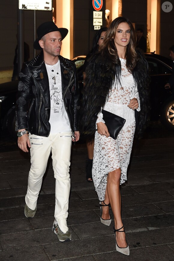 Alessandra Ambrosio se rend à la soirée d'ouverture d'une boutique Replay à Milan. Le 19 septembre 2014.