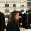 Alessandra Ambrosio visite la boutique Saint Laurent à Milan, le 19 septembre 2014.