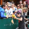 Lily Allen au pied de Jessica Hart dans un restaurant de New York, le 21 septembre 2014.