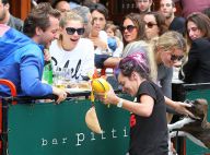 Lily Allen, très petite mine sans maquillage, aux pieds du top Jessica Hart