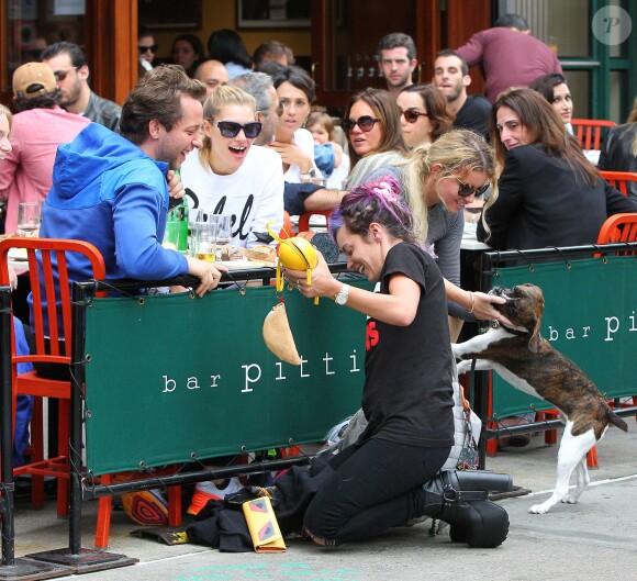 Lily Allen au pied de Jessica Hart dans un restaurant de New York, le 21 septembre 2014.