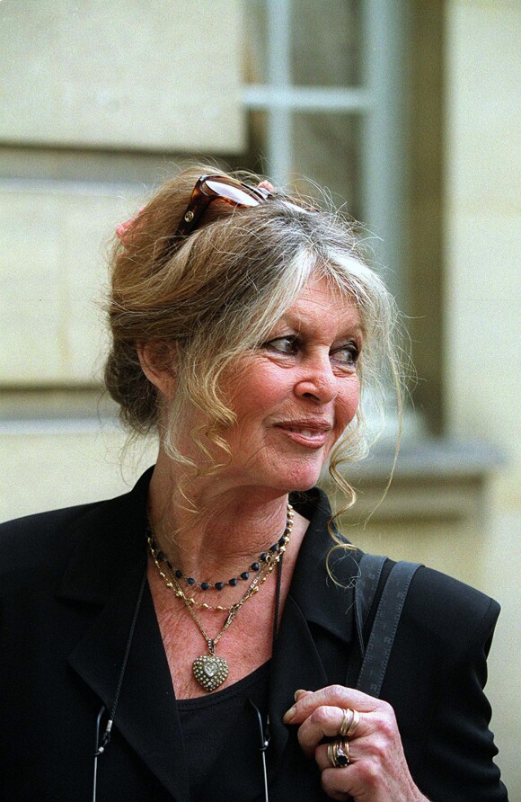 Brigitte Bardot à Matignon pour plaider la cause des animaux le 16 juillet 2001