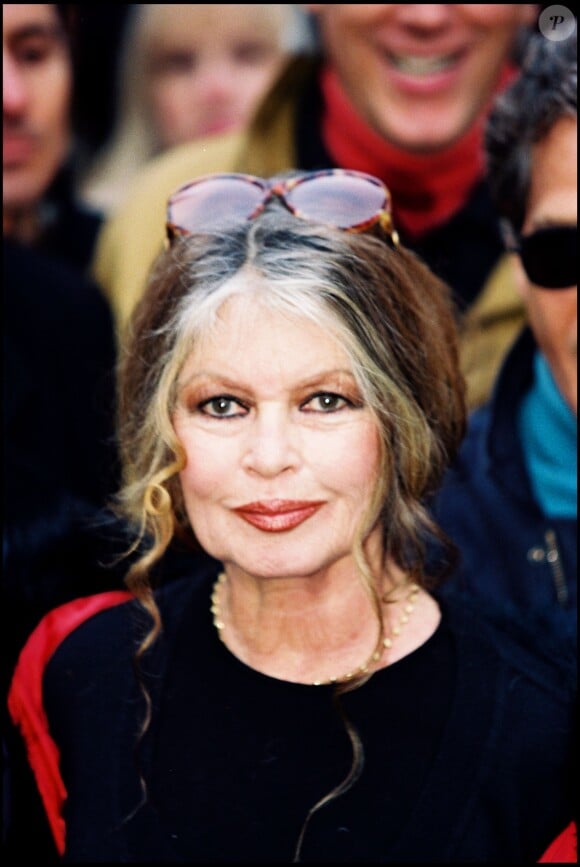 Brigitta Bardot lors d'une manifestation anti-fourrure à Paris le 20 décembre 1998