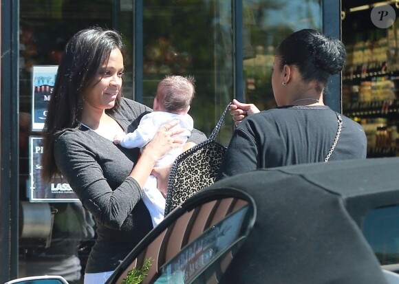 Zoe Saldana enceinte, porte le bébé de sa soeur Mariel Saldana, à Los Feliz, le 23 septembre 2014.