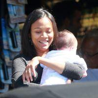 Zoe Saldana enceinte : Un bébé dans les bras, la star joue déjà à la maman