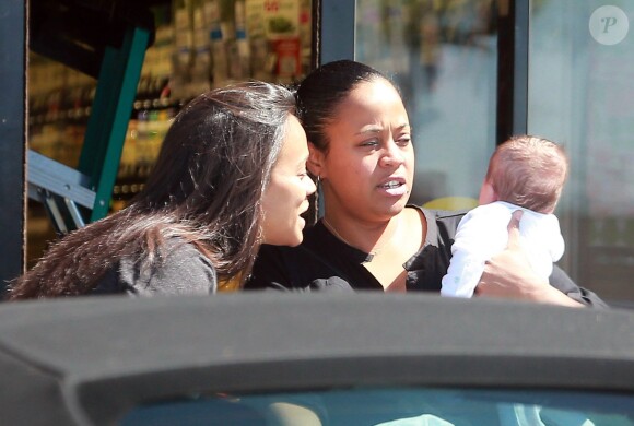 Zoe Saldana et sa soeur Mariel Saldana complices, avec la fille de cette dernière, à Los Feliz, le 23 septembre 2014.